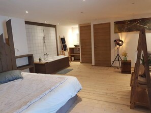 4 habitaciones, tabla de planchar con plancha y cuna de viaje