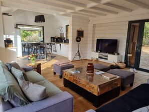 Télévision, cheminée, livres