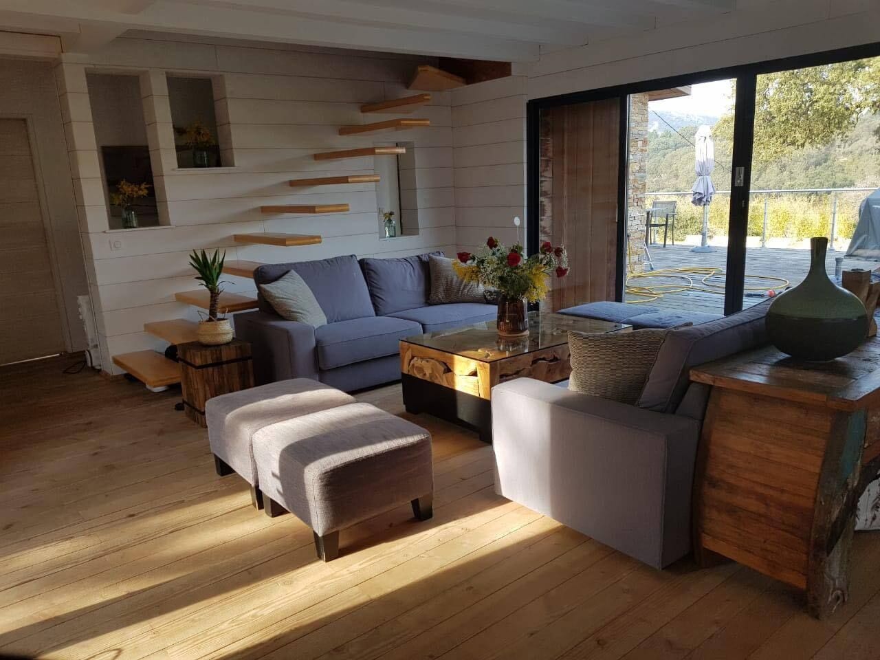 Fernseher, Kamin, Bücher