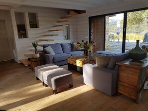 Televisio, takka, kirjoja