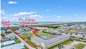 Una zona costiera con servizi igienici sul molo e accesso alla spiaggia.