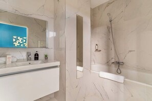 Badewanne, Haartrockner, Handtücher