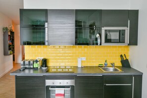 Fridge, microwave, oven, stovetop - Sacré-Coeur Modern 4BD with sauna for 10 guests! (Paris)
