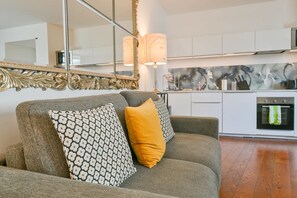 TV, offices - Huge and bright 4BD for 10 guests Sacre-Coeur (Paris)