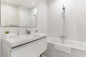 Badekar, hårtørrer, håndklæder