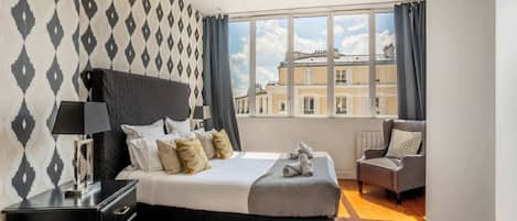 4 bedrooms, desk, iron/ironing board, WiFi
