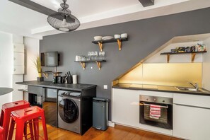 Kühlschrank, Mikrowelle, Ofen, Herdplatte
