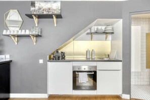 冷蔵庫、電子レンジ、オーブン、コンロ