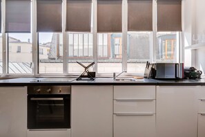 冷蔵庫、電子レンジ、オーブン、コンロ