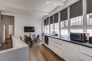 冷蔵庫、電子レンジ、オーブン、コンロ