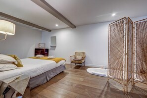 3 室のベッドルーム、デスク、アイロン / アイロン台、WiFi