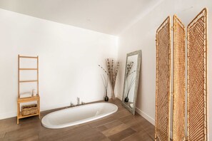 Baignoire, séchoir à cheveux, serviettes fournies