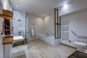 浴槽、ヘアドライヤー、タオル