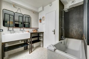 Badewanne, Haartrockner, Handtücher