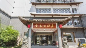 Un bâtiment traditionnel avec un toit en tuiles et une enseigne.