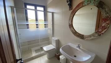 Dusche, Haartrockner, Handtücher, Seife