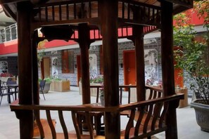 Outdoor dining - Guihou Hotel (Kunming)