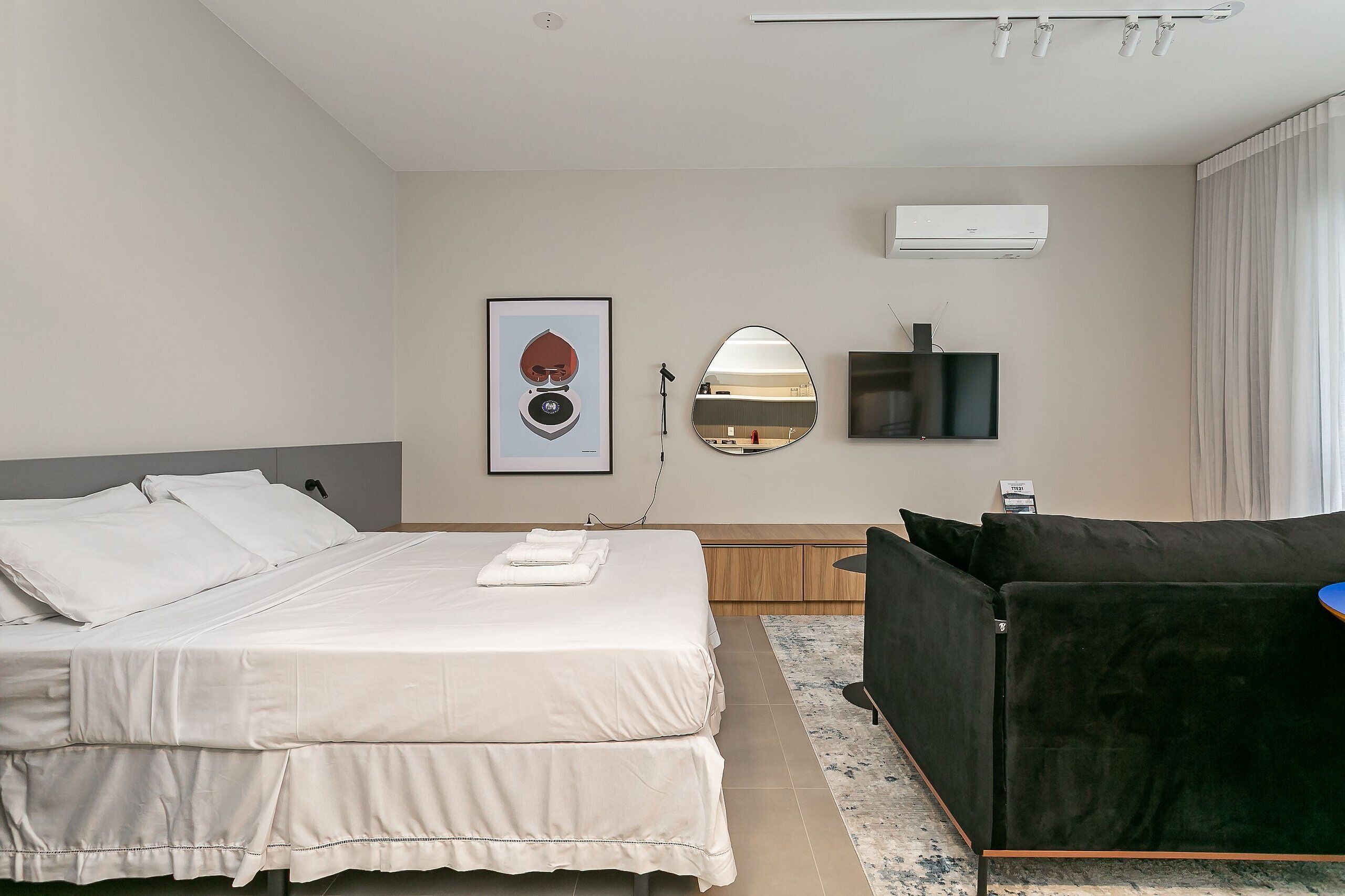 Tabla de planchar con plancha, internet y ropa de cama 
