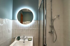 Douche, sèche-cheveux, serviettes fournies