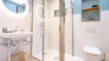 Een douche, een haardroger, handdoeken
