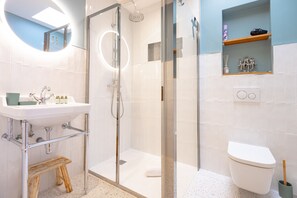 Shower, hair dryer, towels