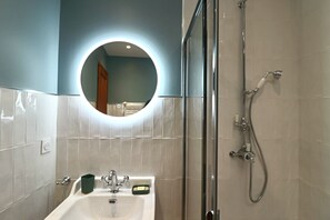 Shower, hair dryer, towels - Refined Stay in Old Antibes (Antibes)
