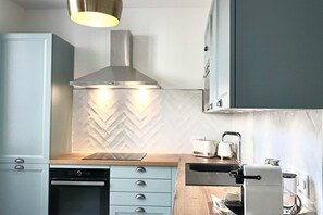 Réfrigérateur, four à micro-ondes, un four, lave-vaisselle