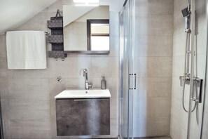 Casa design | Banheiro | Produtos de toalete grátis, toalhas de banho, sabonete, shampoo