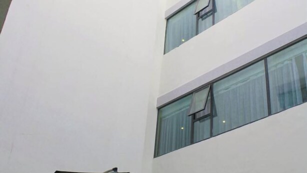 Ein modernes Gebäude mit großen Fenstern und einer flachen Fassade.