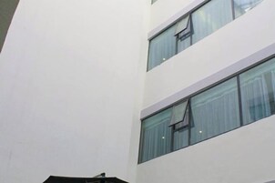 Un edificio moderno con ventanas amplias y fachada plana.