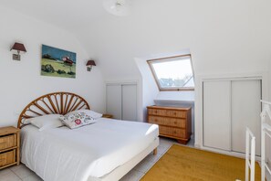 3 bedrooms, iron/ironing board, free WiFi, bed sheets