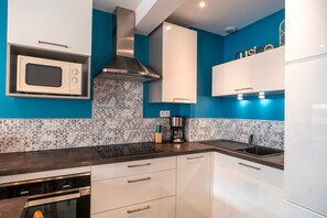 ثلاجة، ميكروويف، فرن، غسالة أطباق