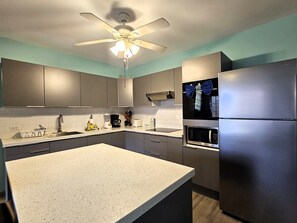 Fridge, microwave, oven, stovetop - Palm Beach Condo, Newly Renovated, Walk to Beach and Hotels (Noord)