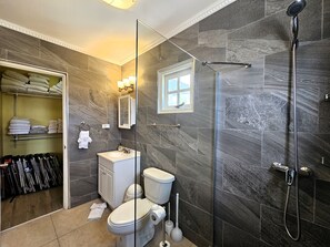 Dusche, Haartrockner, Handtücher, Toilettenpapier