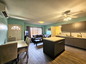 Interior - Palm Beach Condo, Newly Renovated, Walk to Beach and Hotels (Noord)