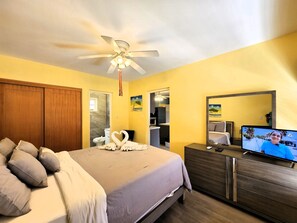 2 bedrooms, in-room safe, iron/ironing board, free WiFi - Palm Beach Condo, Newly Renovated, Walk to Beach and Hotels (Noord)