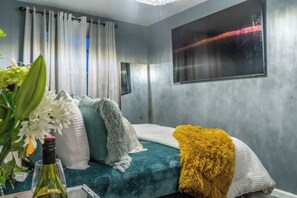 2 bedrooms, in-room safe, iron/ironing board, free WiFi