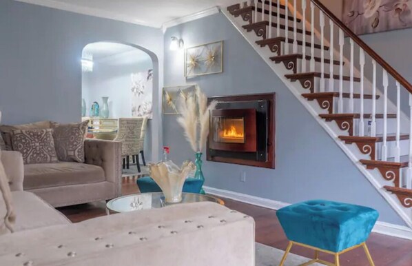 Smart TV, fireplace, stereo