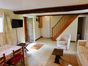 TV, books - Set in the Normandy countryside, with many tourist attractions within 30 minutes (Saint-Denis-le-Gast)