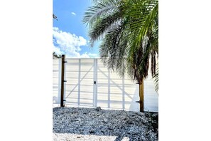 Property grounds - Sweet Chick Vibes Studio Apt/Camper Near Siesta! (Sarasota)