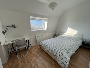 3 bedrooms, desk, iron/ironing board, free WiFi