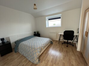 3 bedrooms, desk, iron/ironing board, free WiFi