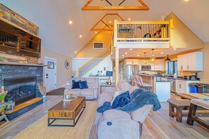 Smart TV, chimenea y libros