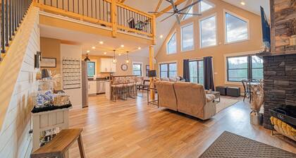 Entire private modern 3-bedroom chalet, Hot Tub, Wifi, 15 mins from Sunday River