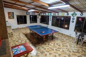 21-inch plasma TV with cable channels, ping pong - Jardín de Silleteros Agro Parque Hotel (Envigado)