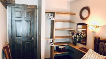 2 bedrooms, desk, iron/ironing board, WiFi