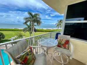 Outdoor dining - Beachfront-Pool-Fort Myers Beach(our Pool is open) (Fort Myers Beach)