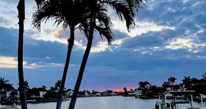 Beachfront-Pool-Fort Myers Beach(our Pool is open)
