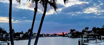 Beachfront-Pool-Fort Myers Beach(our Pool is open)