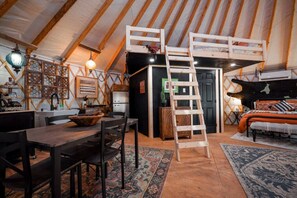 Escritorio, wifi y ropa de cama